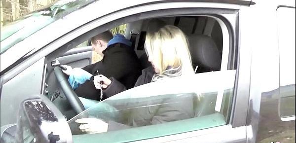 Reife deutsche fickt Jungspund Anhalter im Auto und leckt sein Arschloch damit er geil spritzen kann - German MILF